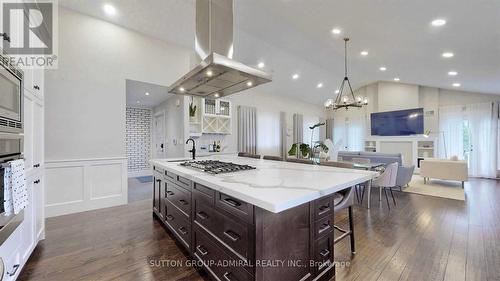 362 Sugar Maple Court, Richmond Hill, ON - Indoor Photo Showing Kitchen With Upgraded Kitchen