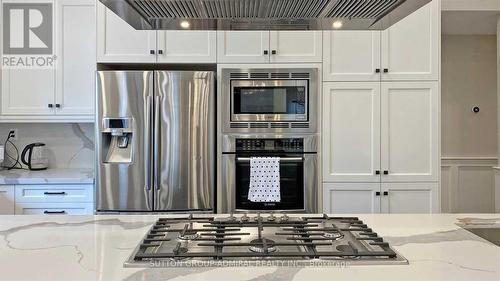 362 Sugar Maple Court, Richmond Hill, ON - Indoor Photo Showing Kitchen