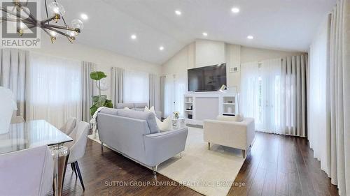 362 Sugar Maple Court, Richmond Hill, ON - Indoor Photo Showing Other Room