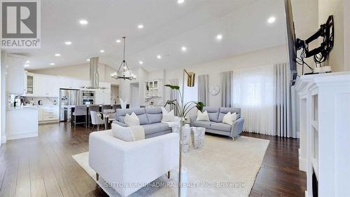 362 Sugar Maple Court, Richmond Hill, ON - Indoor Photo Showing Living Room