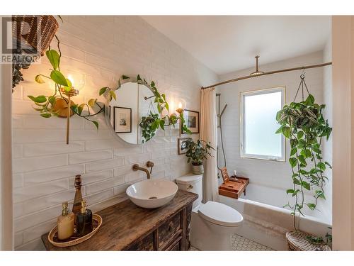 10 Willow Crescent, Osoyoos, BC - Indoor Photo Showing Bathroom