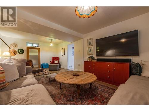 10 Willow Crescent, Osoyoos, BC - Indoor Photo Showing Living Room