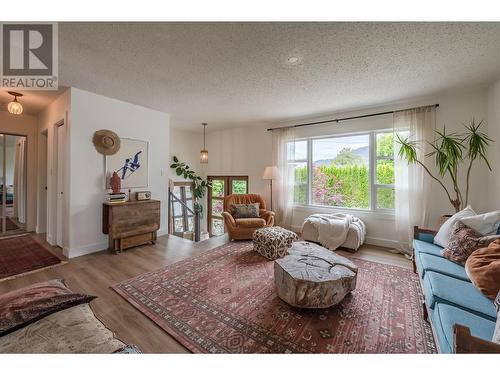 10 Willow Crescent, Osoyoos, BC - Indoor Photo Showing Living Room