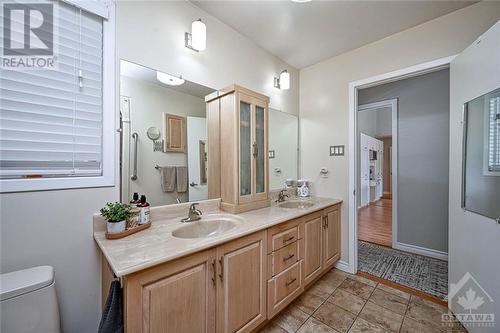 198 Knox Crescent, Ottawa, ON - Indoor Photo Showing Bathroom
