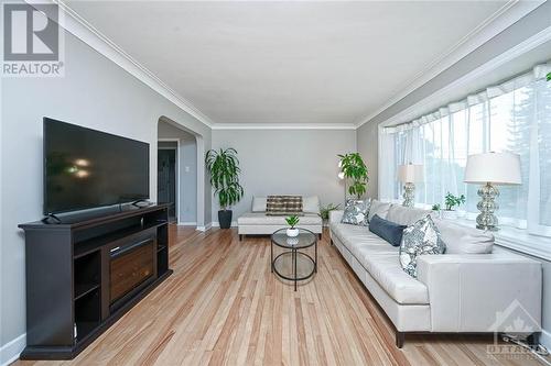 198 Knox Crescent, Ottawa, ON - Indoor Photo Showing Living Room