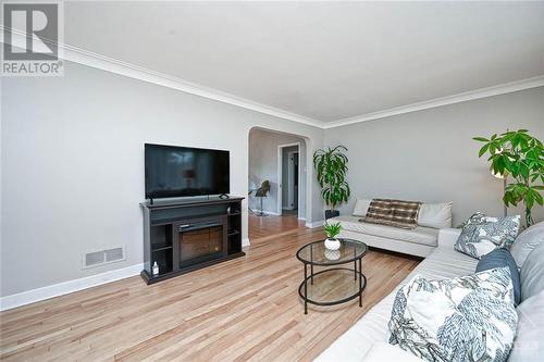 198 Knox Crescent, Ottawa, ON - Indoor Photo Showing Living Room