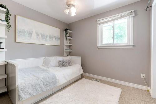 2260 Mountainside Drive, Burlington, ON - Indoor Photo Showing Bedroom