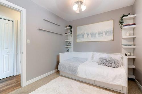 2260 Mountainside Drive, Burlington, ON - Indoor Photo Showing Bedroom