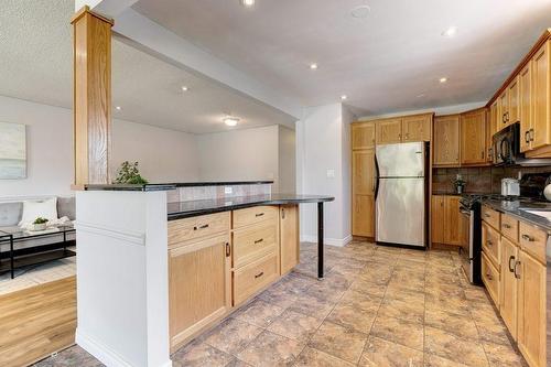 2260 Mountainside Drive, Burlington, ON - Indoor Photo Showing Kitchen