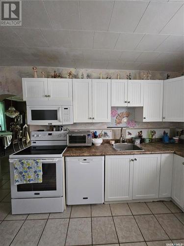 402 Saskatchewan Avenue, Torquay, SK - Indoor Photo Showing Kitchen