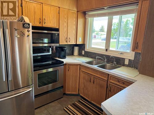 400 Centennial Drive, Strasbourg, SK - Indoor Photo Showing Kitchen With Double Sink