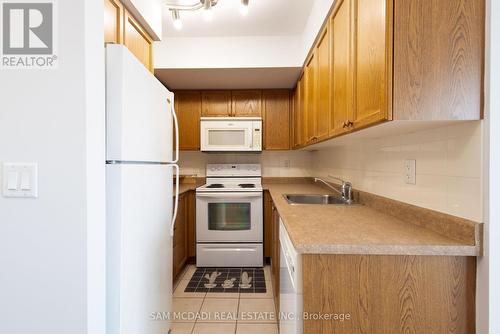 3209 - 18 Yonge Street, Toronto, ON - Indoor Photo Showing Kitchen