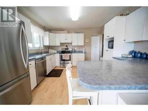 3912 17 Avenue, Vernon, BC - Indoor Photo Showing Kitchen