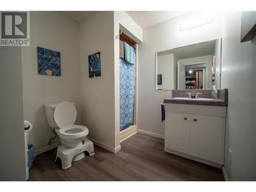 3912 17 Avenue, Vernon, BC - Indoor Photo Showing Bathroom