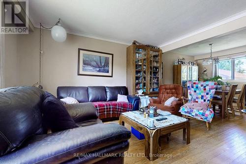 129 Moore Street, Bradford West Gwillimbury (Bradford), ON - Indoor Photo Showing Living Room