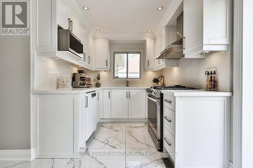 2 Lisbon Mews, Mississauga, ON - Indoor Photo Showing Kitchen With Upgraded Kitchen