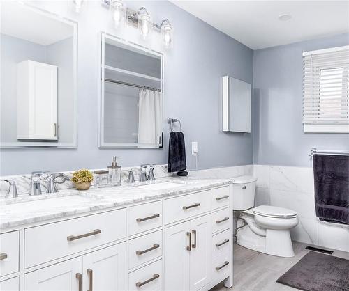 263 Delancey Boulevard, Hamilton, ON - Indoor Photo Showing Bathroom