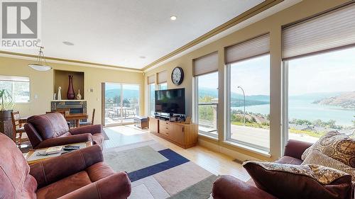 751 Middleton Way, Coldstream, BC - Indoor Photo Showing Living Room