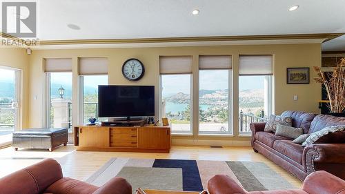 751 Middleton Way, Coldstream, BC - Indoor Photo Showing Living Room