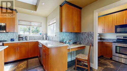 751 Middleton Way, Coldstream, BC - Indoor Photo Showing Kitchen