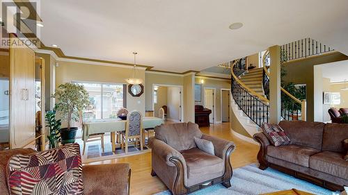 751 Middleton Way, Coldstream, BC - Indoor Photo Showing Living Room