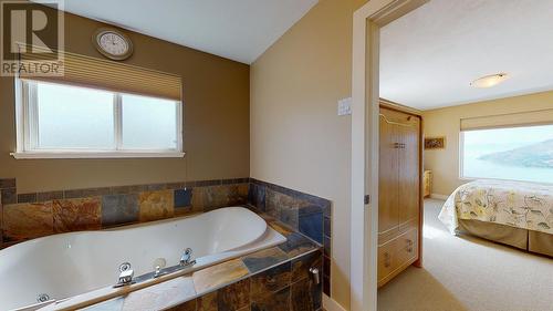 751 Middleton Way, Coldstream, BC - Indoor Photo Showing Bathroom