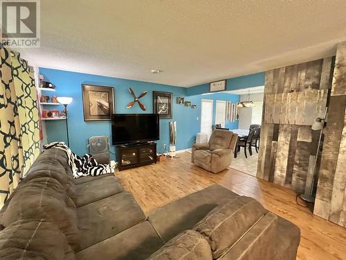 124 Lindsay Street, Quesnel, BC - Indoor Photo Showing Living Room