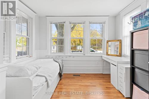 5835 Brookfield Avenue, Niagara Falls, ON - Indoor Photo Showing Bedroom