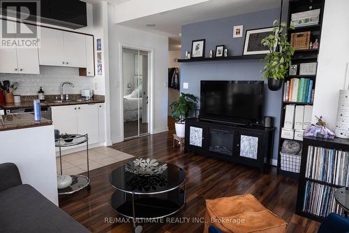 615 - 9 Spadina Avenue N, Toronto, ON - Indoor Photo Showing Living Room