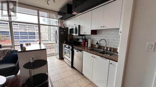 615 - 9 Spadina Avenue N, Toronto, ON - Indoor Photo Showing Kitchen With Double Sink