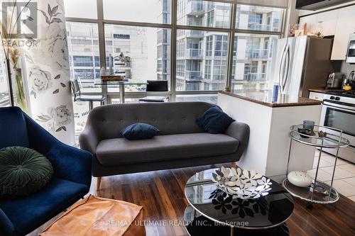 615 - 9 Spadina Avenue N, Toronto, ON - Indoor Photo Showing Living Room