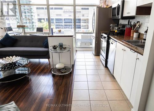 615 - 9 Spadina Avenue N, Toronto, ON - Indoor Photo Showing Kitchen With Double Sink