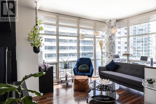 615 - 9 Spadina Avenue N, Toronto, ON - Indoor Photo Showing Living Room