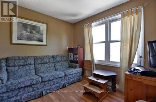 68 Broadlands Crescent, Clarington, ON - Indoor Photo Showing Living Room