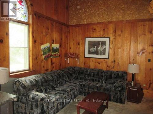 130 Colony Road, Kawartha Lakes, ON - Indoor Photo Showing Living Room