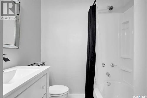 4727 8Th Avenue, Regina, SK - Indoor Photo Showing Bathroom