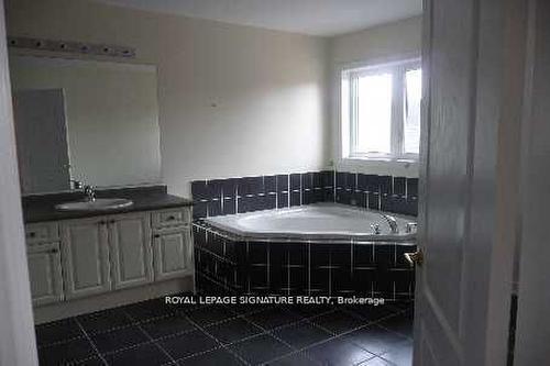 310 Scott Blvd, Milton, ON - Indoor Photo Showing Bathroom