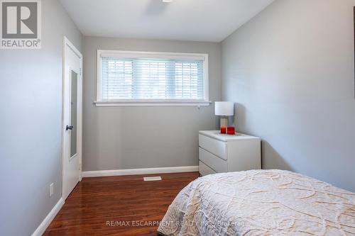 1335 Royal Drive, Burlington, ON - Indoor Photo Showing Bedroom