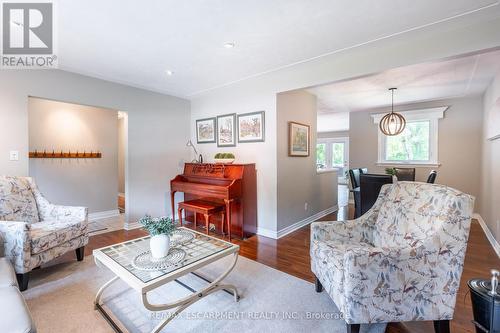 1335 Royal Drive, Burlington, ON - Indoor Photo Showing Living Room