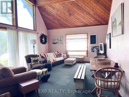 553 Simcoe Street, Collingwood, ON - Indoor Photo Showing Living Room