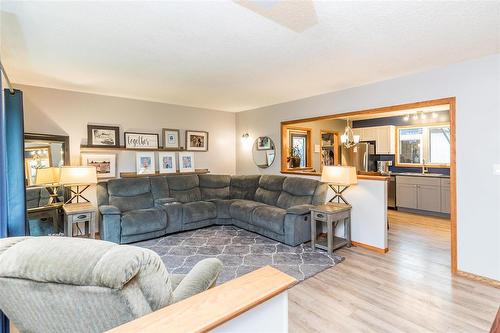 195 Ashworth Street, Winnipeg, MB - Indoor Photo Showing Living Room