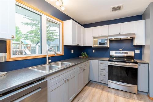 195 Ashworth Street, Winnipeg, MB - Indoor Photo Showing Kitchen With Double Sink