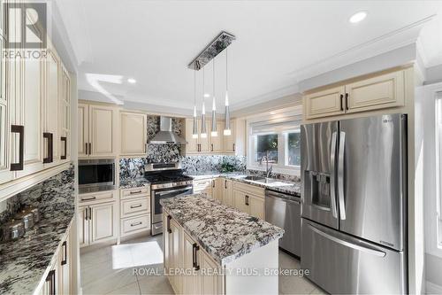 2873 Tradewind Drive, Mississauga, ON - Indoor Photo Showing Kitchen With Upgraded Kitchen