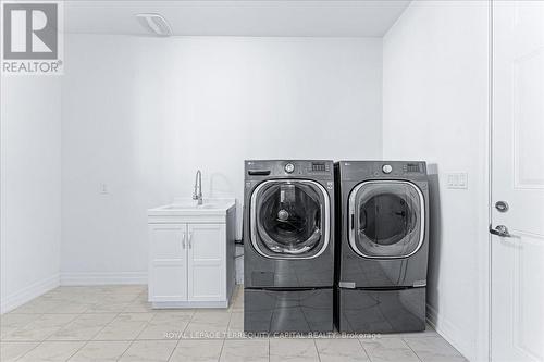 130 Frank Kelly Drive, East Gwillimbury, ON - Indoor Photo Showing Laundry Room