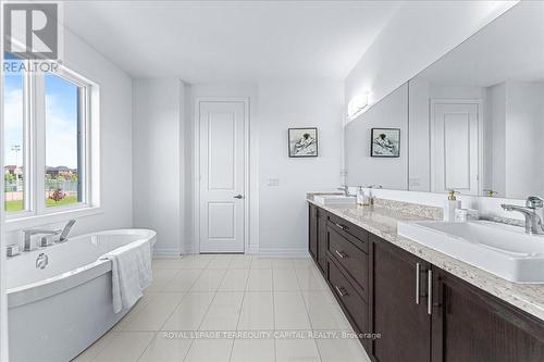 130 Frank Kelly Drive, East Gwillimbury, ON - Indoor Photo Showing Bathroom