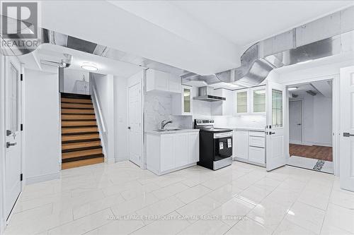 130 Frank Kelly Drive, East Gwillimbury, ON - Indoor Photo Showing Kitchen