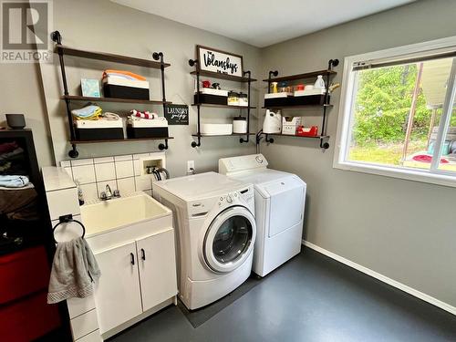 185 Donnellys Road, Nakusp, BC - Indoor Photo Showing Laundry Room