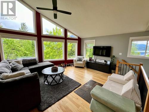 185 Donnellys Road, Nakusp, BC - Indoor Photo Showing Living Room