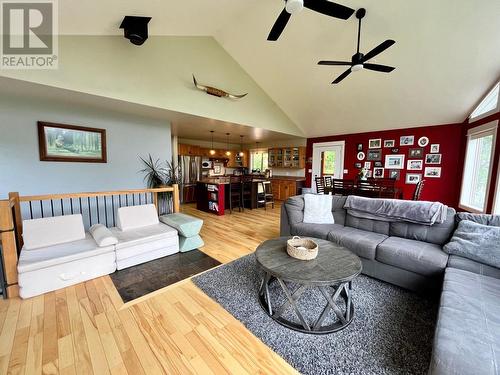 185 Donnellys Road, Nakusp, BC - Indoor Photo Showing Living Room