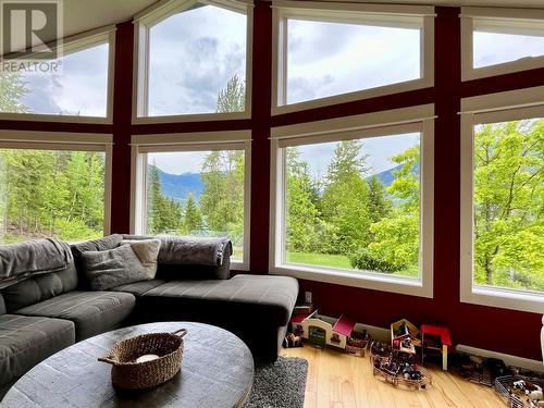 185 Donnellys Road, Nakusp, BC - Indoor Photo Showing Living Room